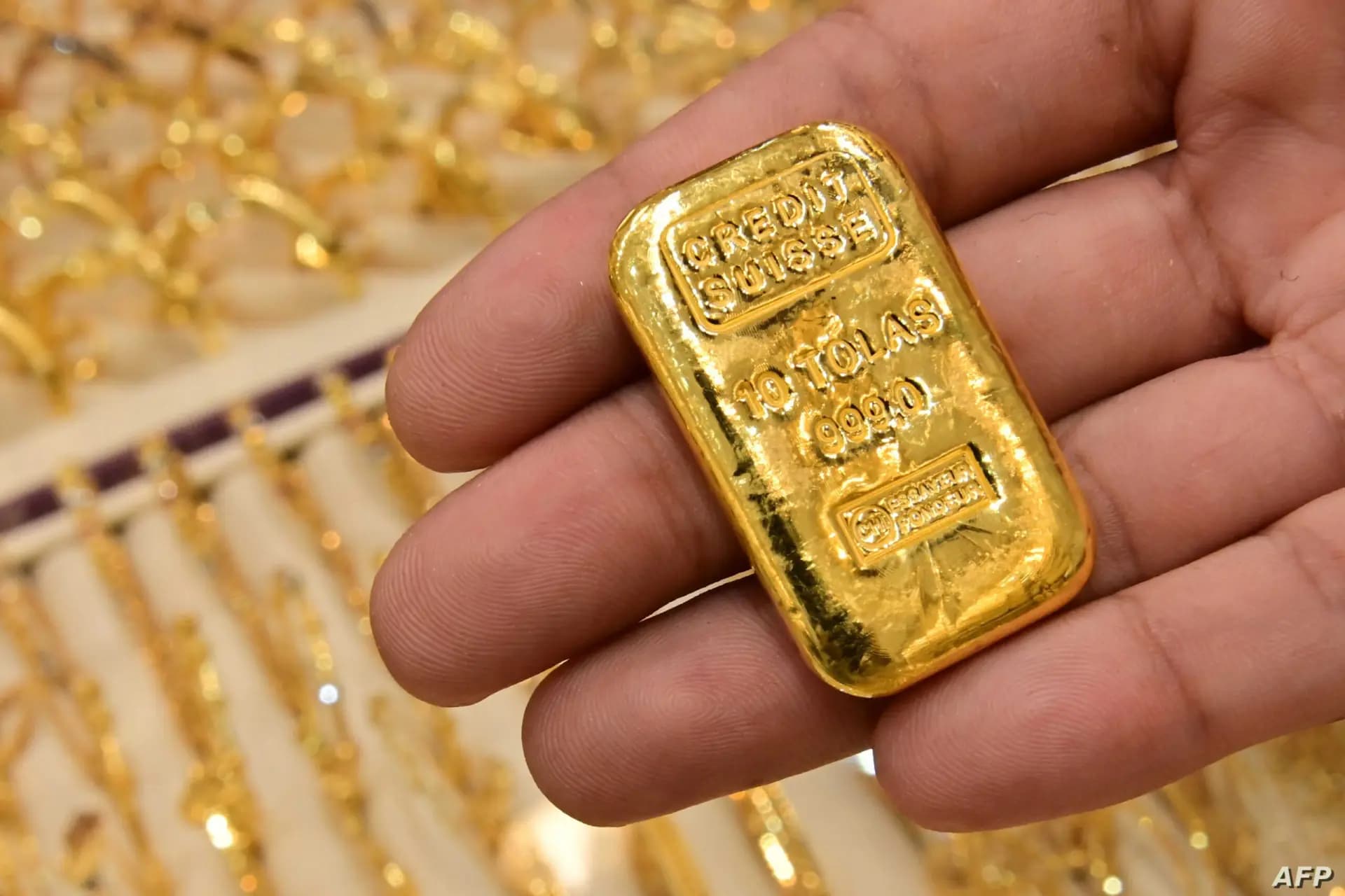 انهيار سعر اونصة الذهب إلى 1960$ وسط إقبال كثيف جدًا من قبل المستثمرين على بيعها