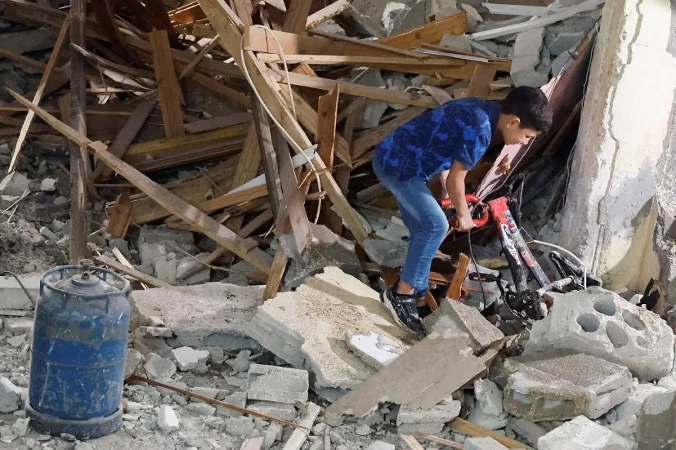 مقتل فلسطينيين وإصابة آخرين
