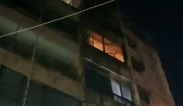 إخماد حريق كبير داخل مبنى سكني في هذه المنطقة