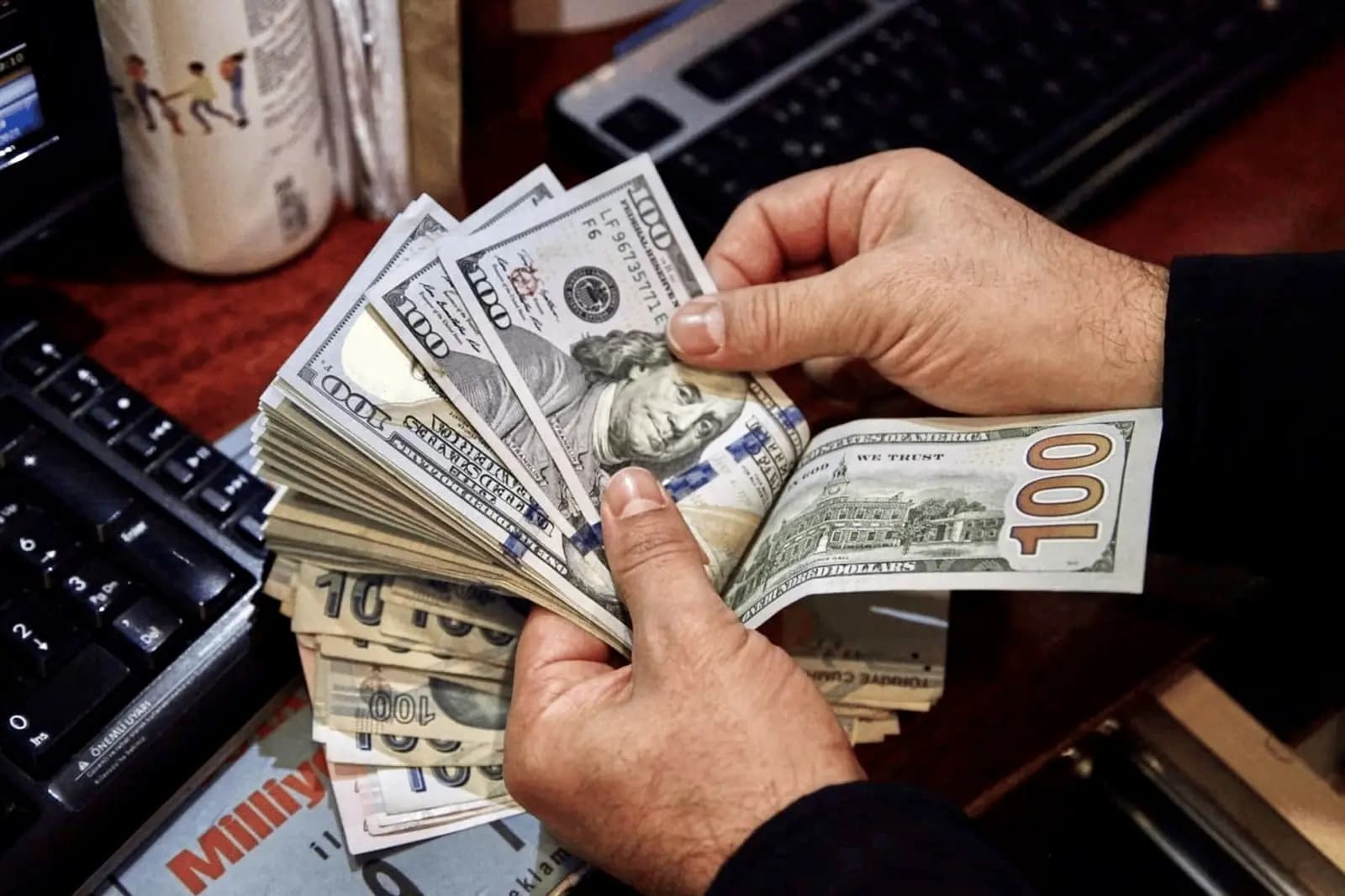 الدولار لأعلى مستوى في شهرين