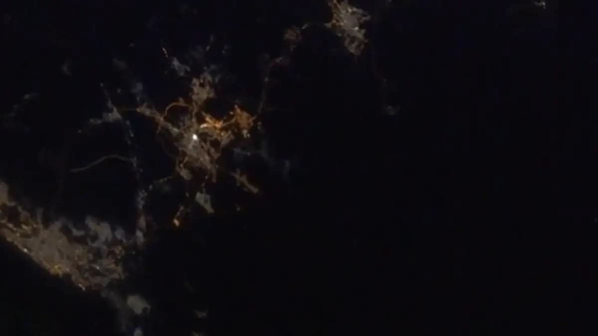 مكة من الفضاء.. "نور على نور"!