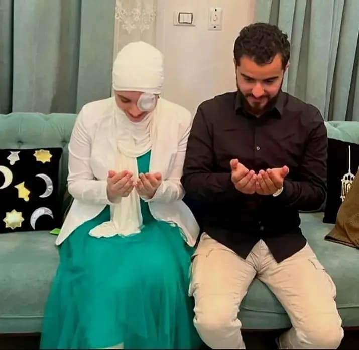 بعدما فقدت بصرها.. "بلوغر مصرية" تعلن خطوبتها!