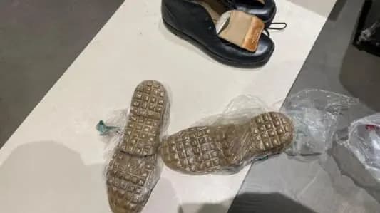 مخدّرات في حذاء مسافر بالمطار