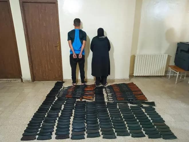 ينقل أسلحة وذخائر حربيّة برفقة والدته، وشعبة المعلومات تلقي القبض عليهما!
