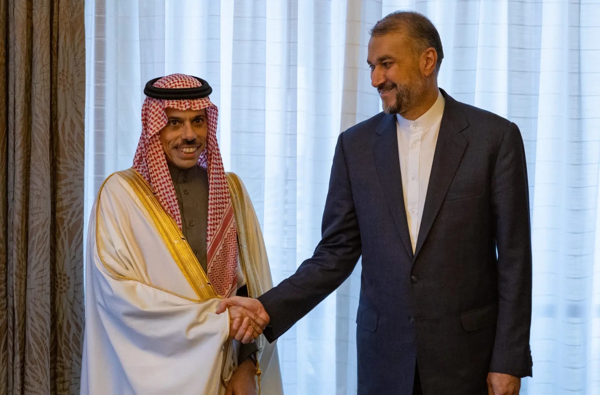 بن فرحان وعبد اللهيان.. يلتقيان في بكين!