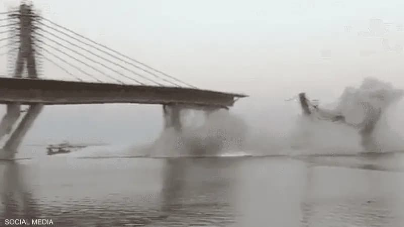 انهيار مرعب لجسر قيد الإنشاء