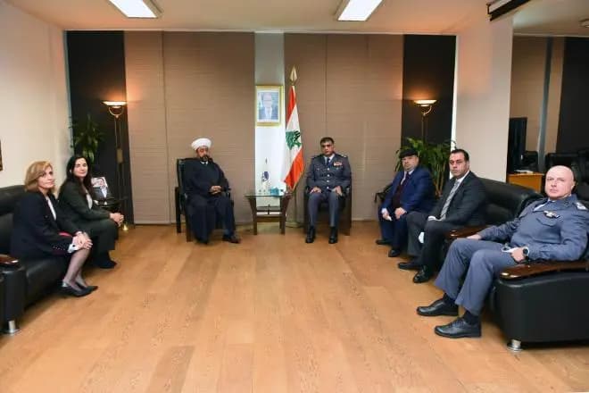 عثمان تسلم من وفد "مجموعة الحبتور" حصصا تموينية لتوزيعها على عناصر قوى الامن