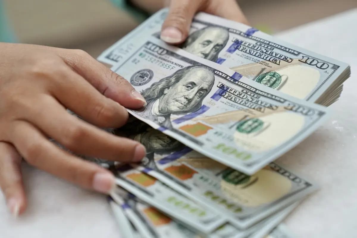 الدولار يتراجع مع زيادة التضخم في أميركا