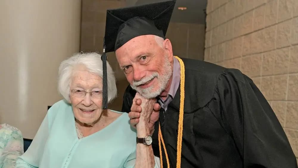 أمريكي يتخرج من الجامعة في سن 72 عاما!