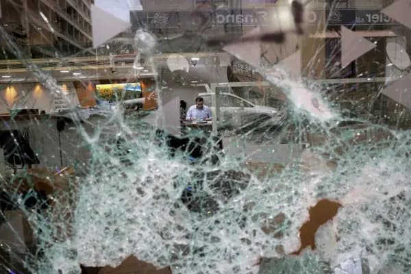 احتجاجات و تحطيم واجهات مصارف في بيروت