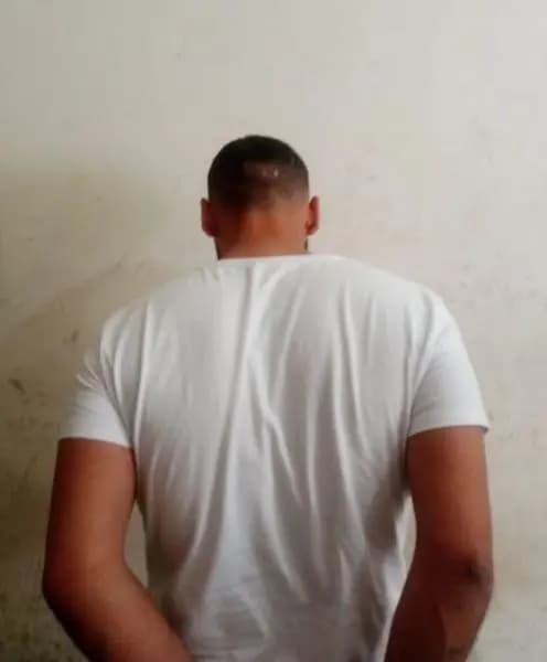 مطلوب بجرائم عدّة في قبضة الأمن