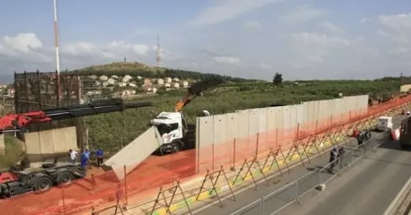 أعمال حفر قرب السياج الشائك!