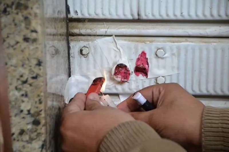 ختمُ صالوناتِ تجميلٍ بالشّمع الأحمر