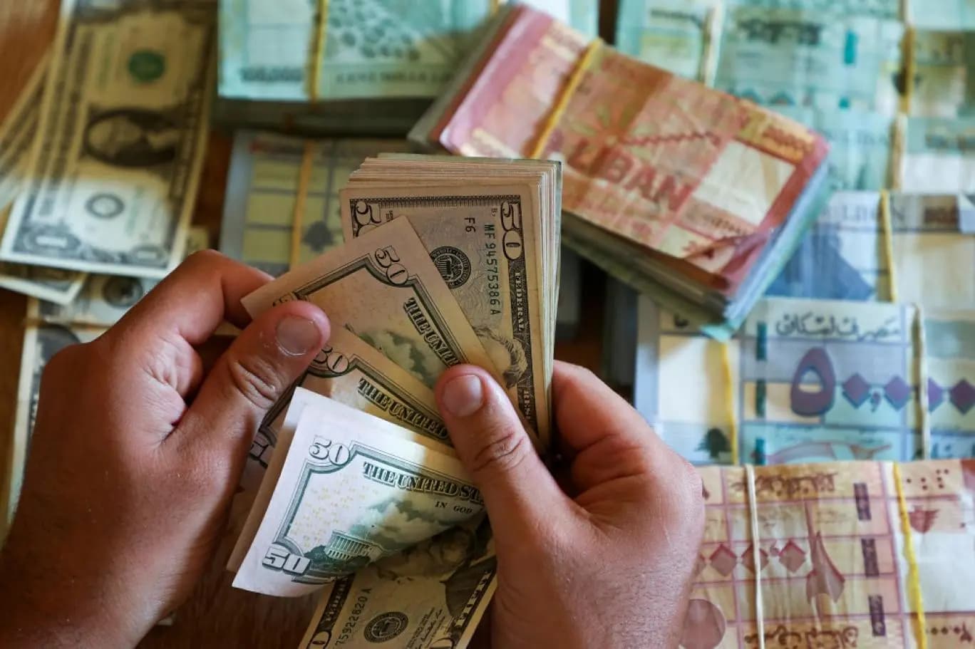 سعرُ صرف الدولار...هذا ما أدى لإنخفاضه!