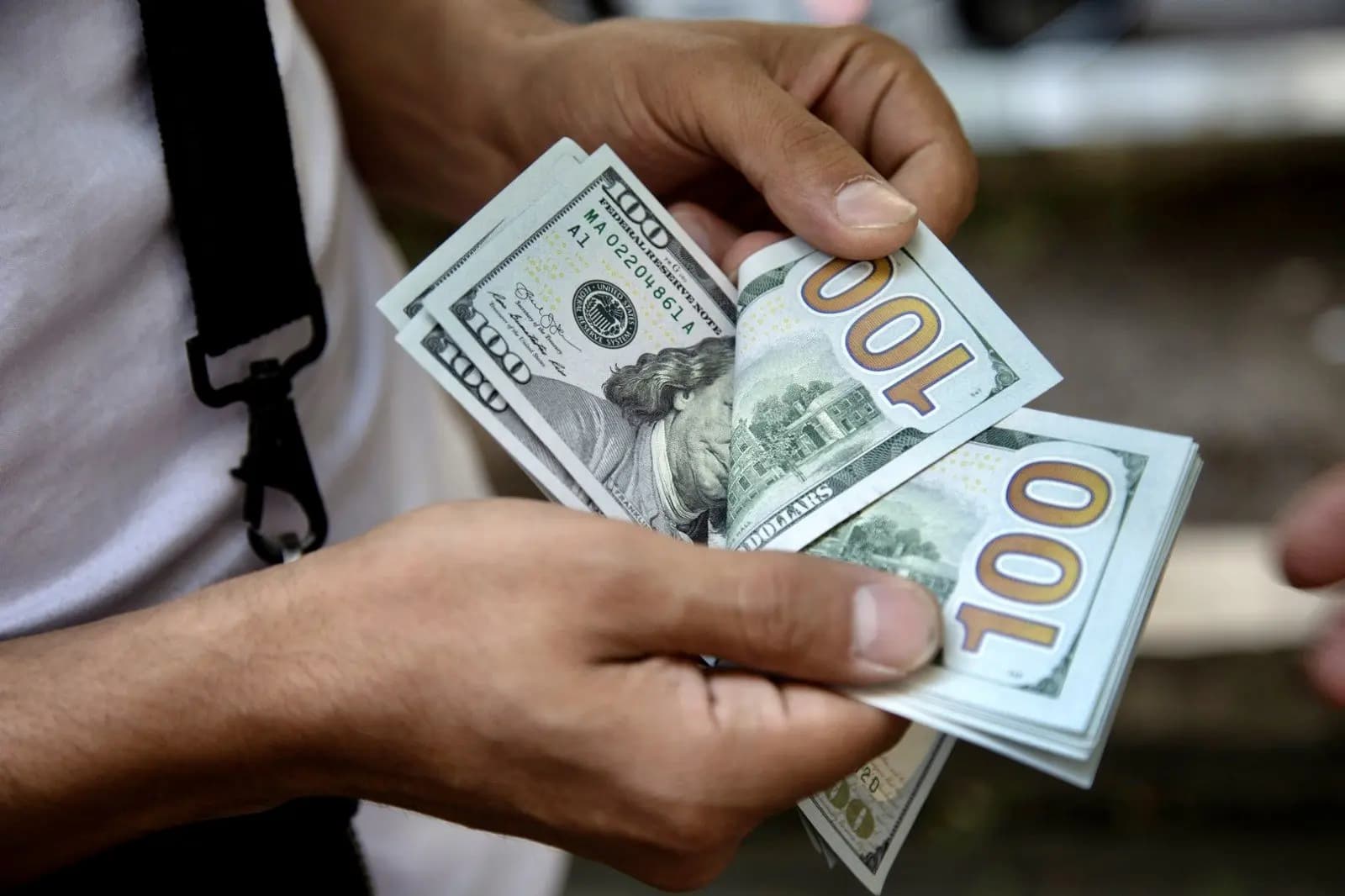 كم بلغت تسعيرةُ صرف الدولار مساءَ اليوم؟