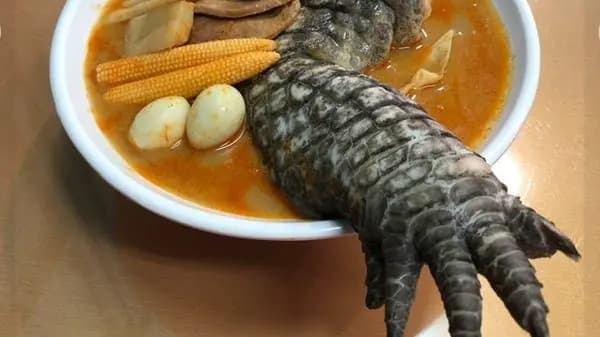 طبق.. بأرجل التماسيح!