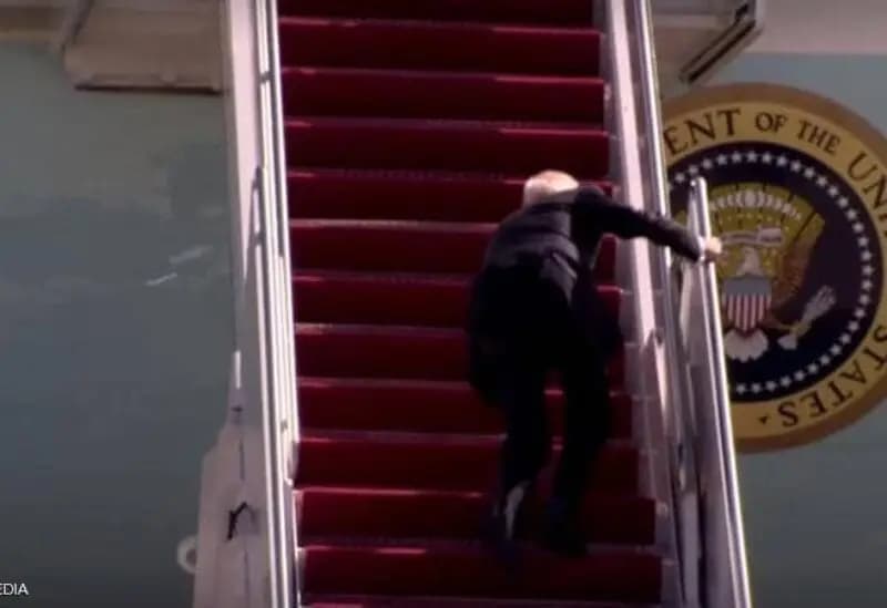لا يمكنهُ حتّى صعودَ الدّرج.. ترامب يسخرُ من بايدن