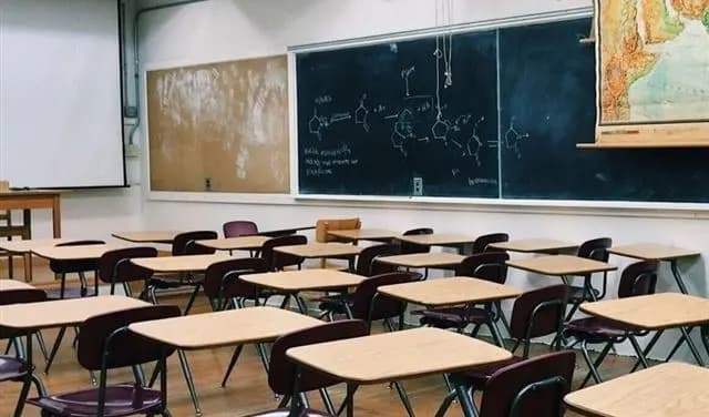 أمين عام المدارس الكاثوليكية يطمئن أهالي الطلاب