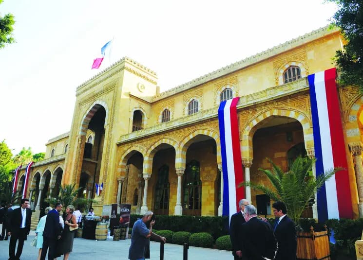 شخصية التقت لودريان: طوّل بالك!