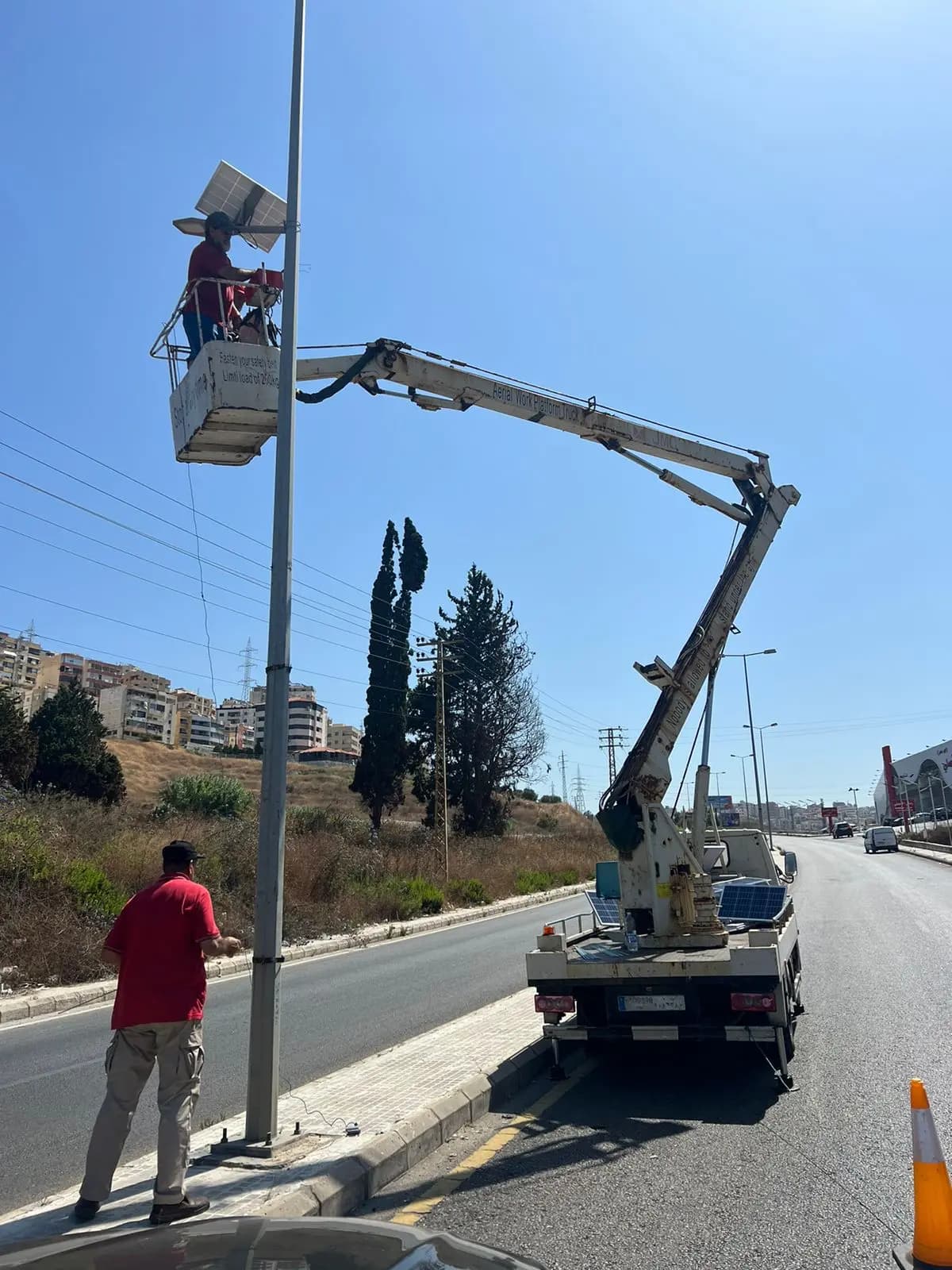 في صيدا.. مبادرة شبابية لإضاءة شوارعها بالطاقة الشمسية