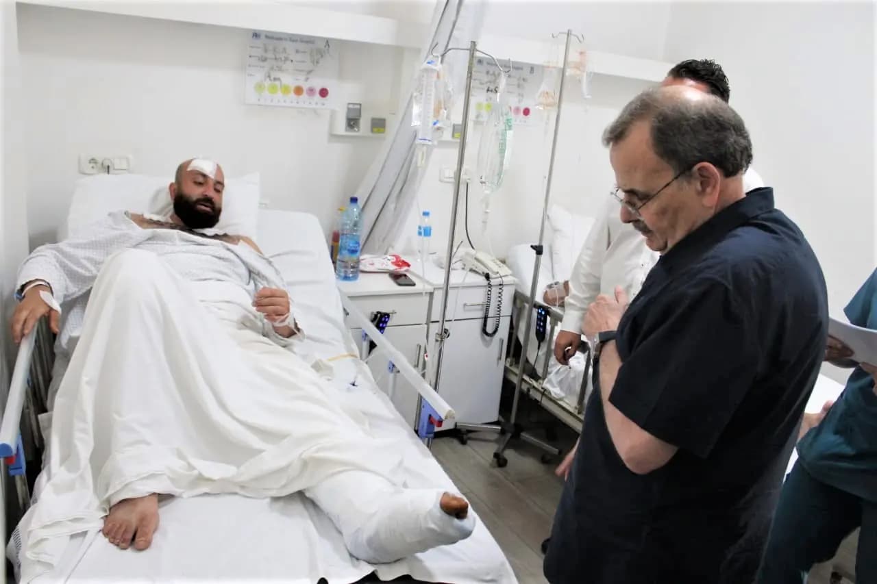 البزري يتفقّدُ الجرحى في مستشفى الراعي