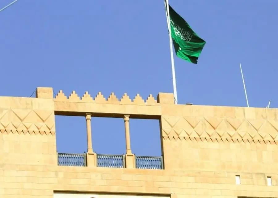 لماذا طلبت السعودية من رعاياها مغادرة لبنان؟