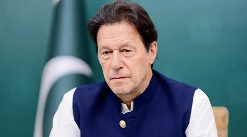 بعد سجنه.. السلطات تمنع عمران خان من العمل السياسي