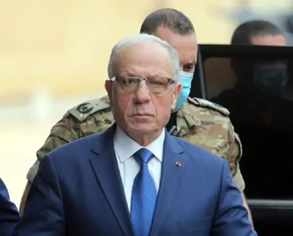 بالصورة.. سيارةُ وزير الدفاع بعد إصابتها بالرصاص