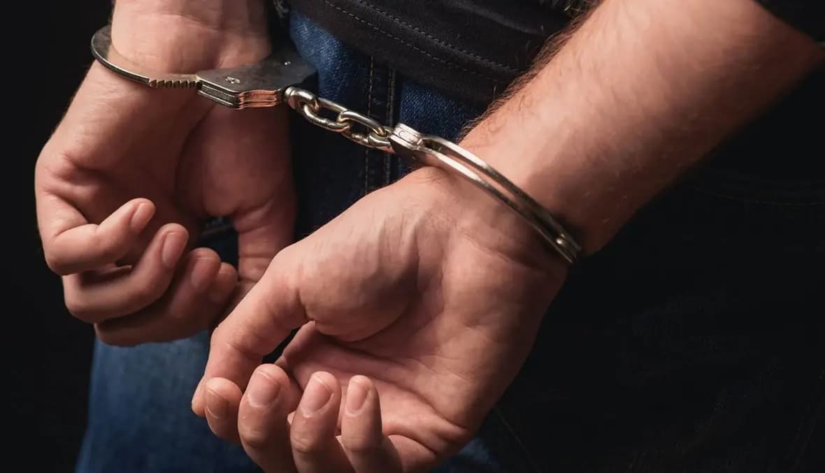 الجيش يُوقف مطلوبًا بجرائم مختلفة