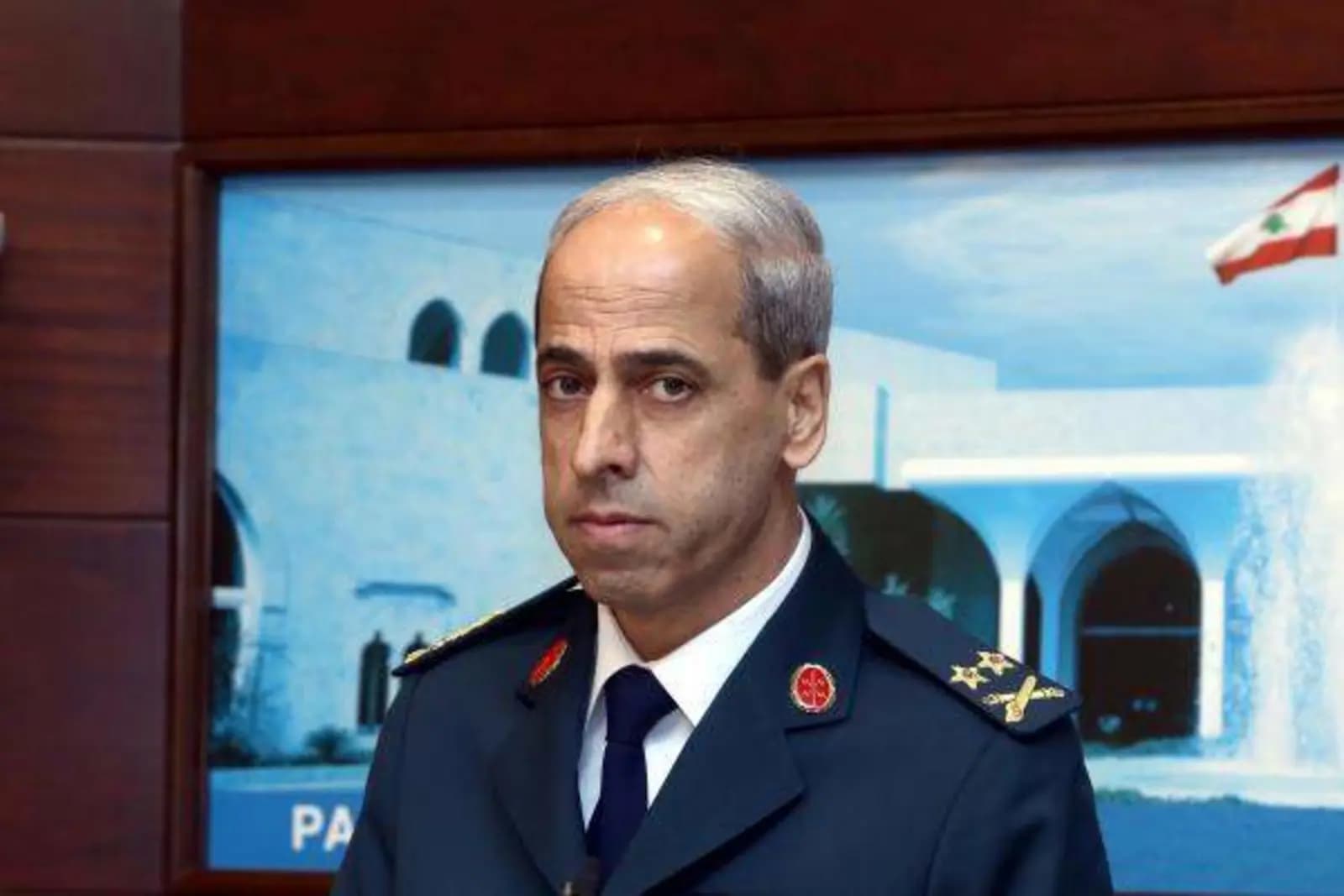 اللواء خير يعاينُ أضرارَ الحريق على طريق المطار