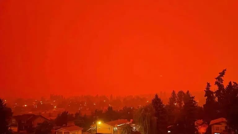 سماء كندا تصبغ باللون الأحمر