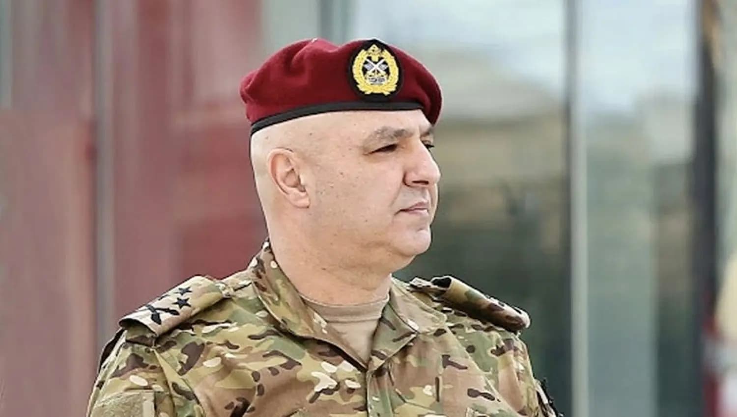 قائد الجيش يشغل "الضوء الأحمر"