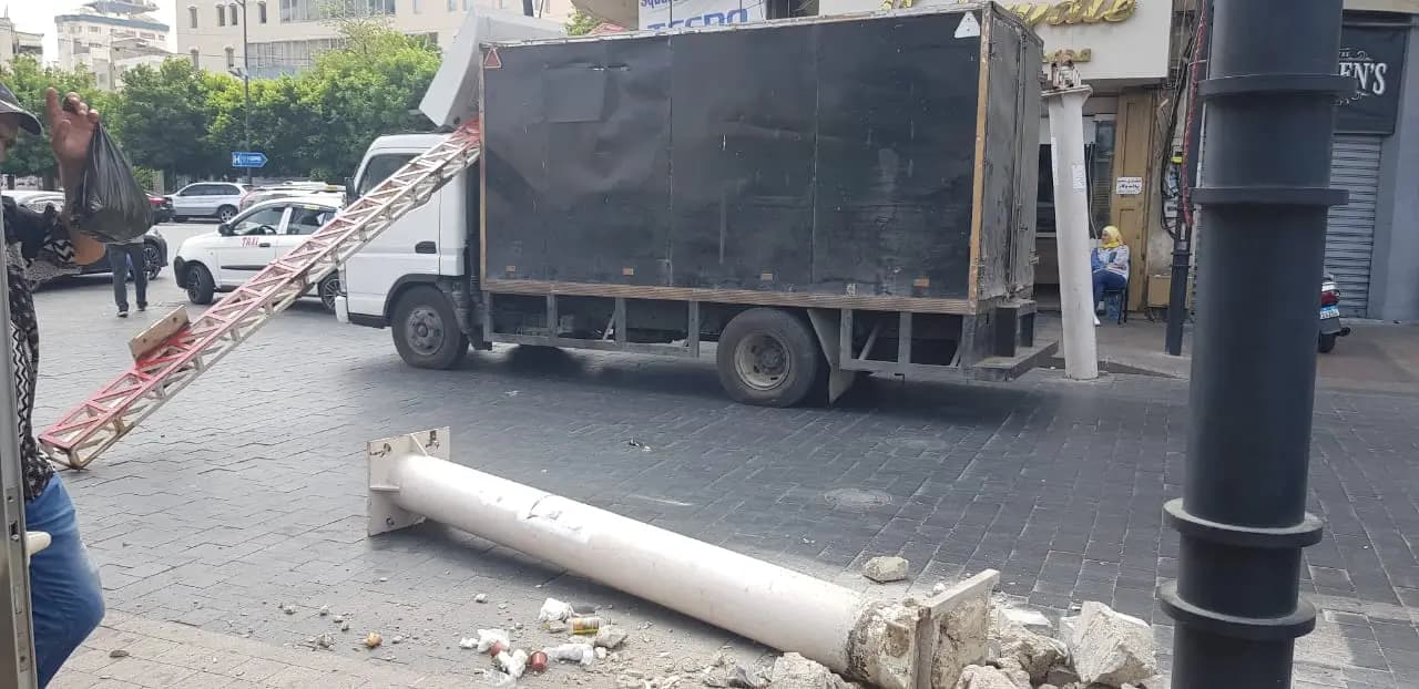 اصطدام شاحنة بحاجز قرب ساحة النجمة في صيدا