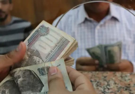 وزارة المالية تستكمل صرف رواتب شهر آب للعاملين بالدولة