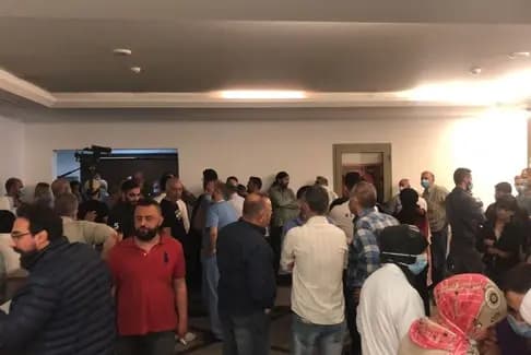 مستخدمو مستشفى الحريري يعتصمون أمام وزارة الصحة