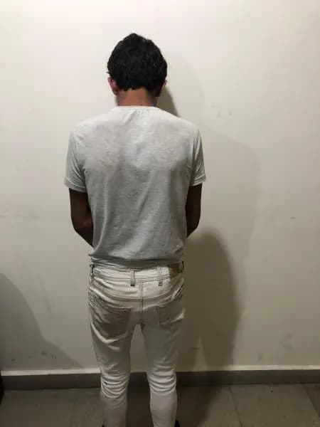 لصٌّ يسرقُ محتوياتِ السيّاراتِ في سوقِ المرج .. هذا مصيره