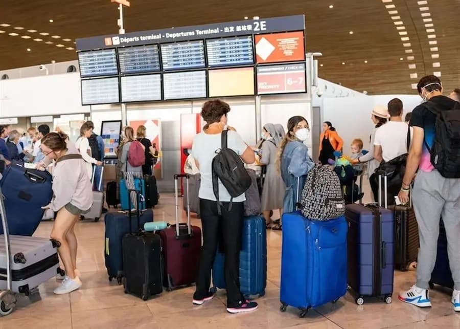 ليست المرةَ الأولى.. خلطُ حقائبِ اللبنانيينَ و"الإسرائيليين" في باريس