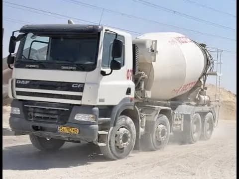 بسبب الحمولة الزائدة..انقلاب جبّالة باطون على سيّارة