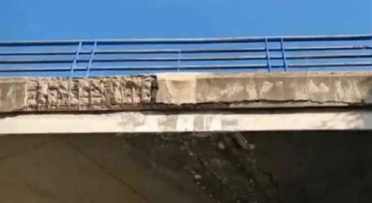 تساقط أجزاء جسر على المارة