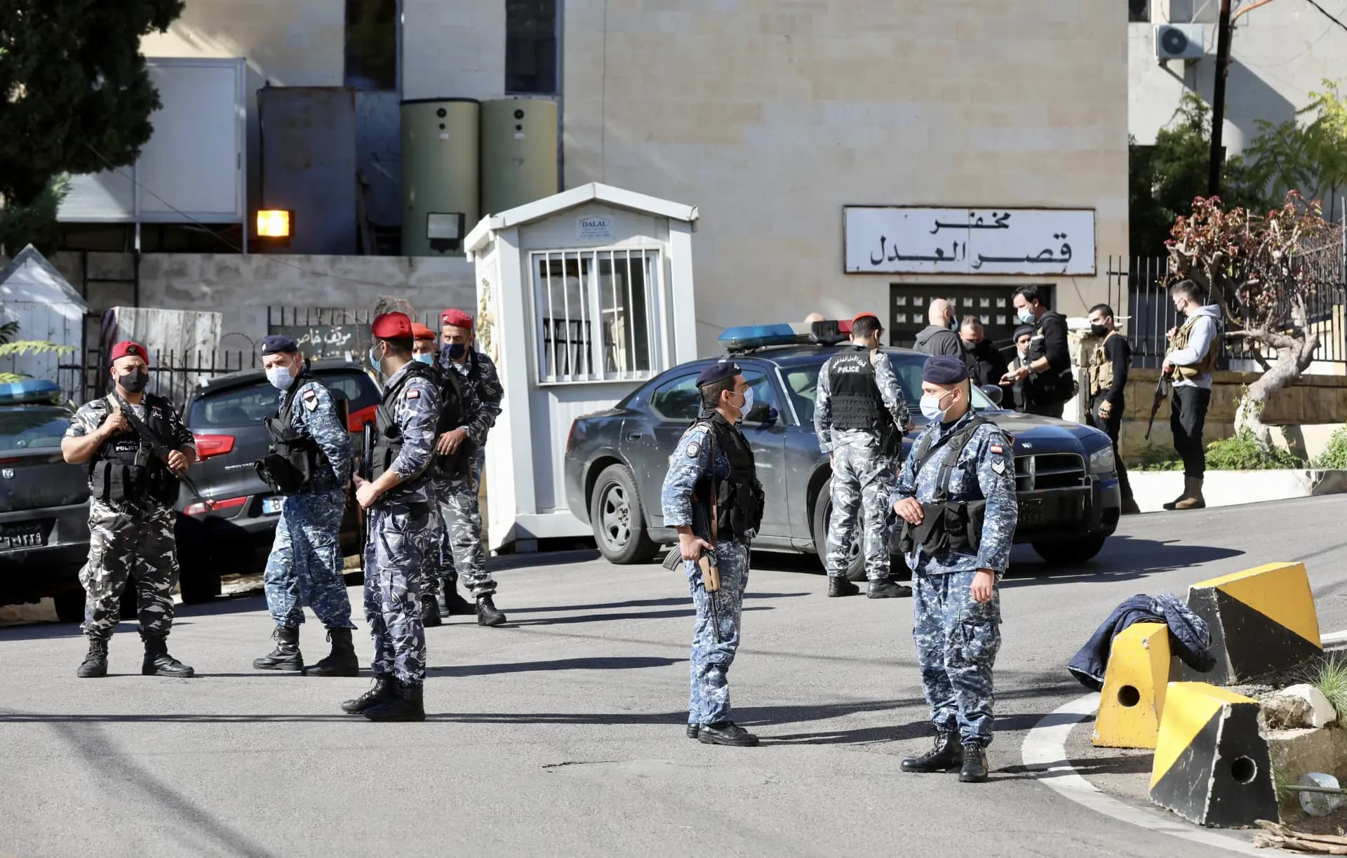 بعد توقيف رئيس البلدية.. الأهالي يقتحمون السجن لإخراجه