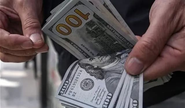 كيف أقفل سعر دولار السوق السوداء مساء اليوم؟