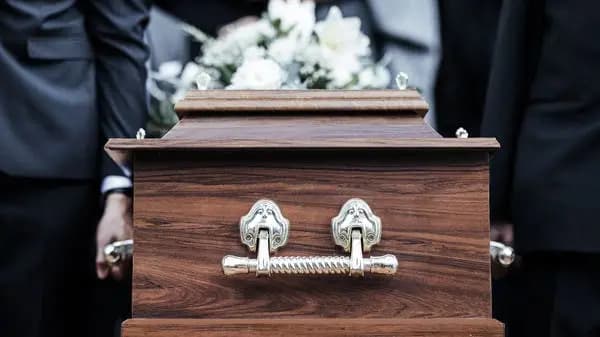 ما حقيقة فرض ضرائب على النعوش القادمة من الخارج؟