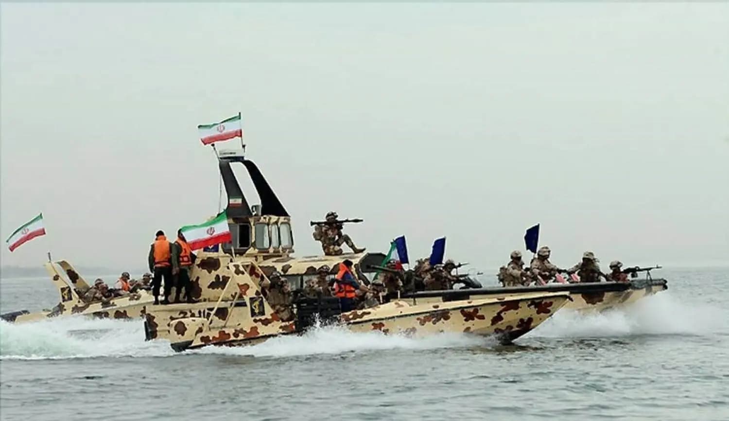 الحرس الثّوري يحتجز سفينتين تهرّبان الوقود
