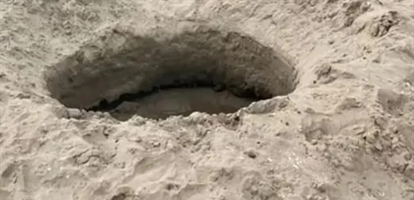 في "أيرلندا" العثور على حفرة ضخمة على شاطىء البحر!
