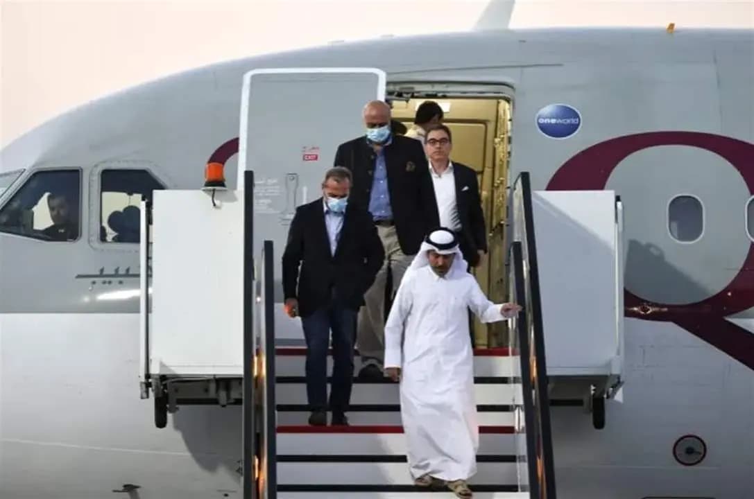 وصولُ السّجناء الأمريكيينَ المفرج عنهم إلى الدوحة