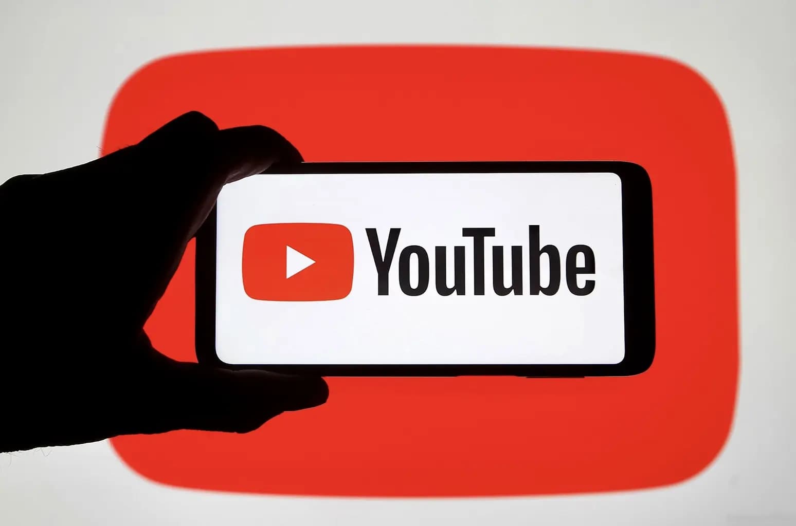 يوتيوب يقطع عائدات إعلانات ممثل شهير بعد اتهامه باعتداءات جنسية