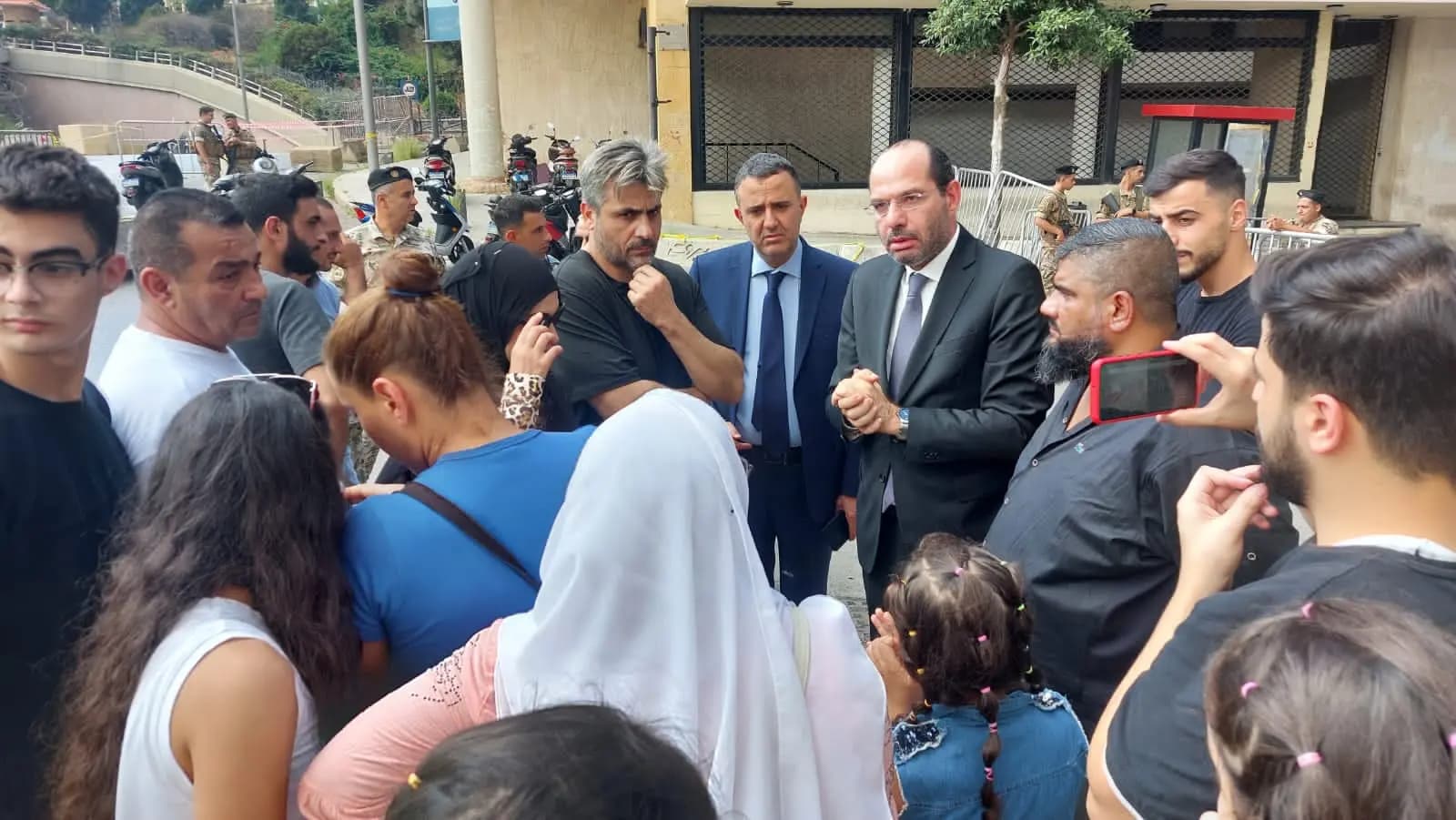 مراد لأهالي الطلاب من أمام مجلس النواب: سوف أنقل مطالبكم للمعنيين وأتابعها معهم