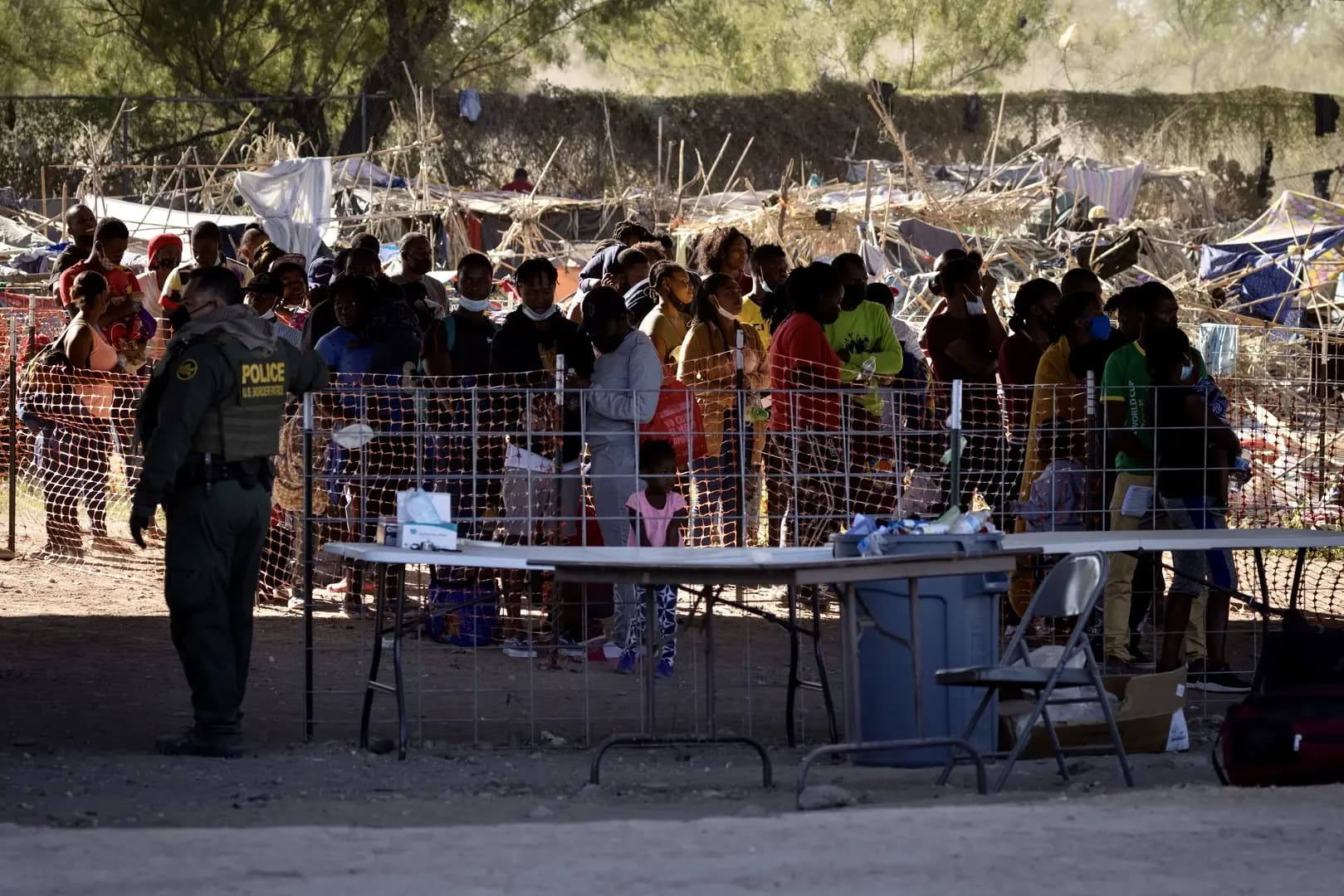 عشرات المهاجرين يصلون الحدود الأميركية المكسيكية
