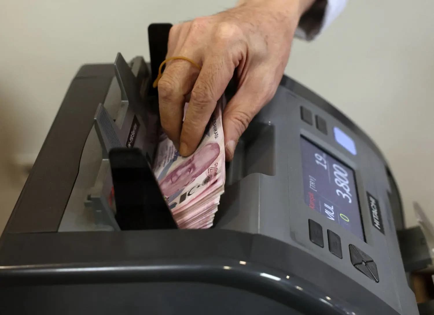 الليرة التركية تنخفض إلى مستوى قياسي جديد
