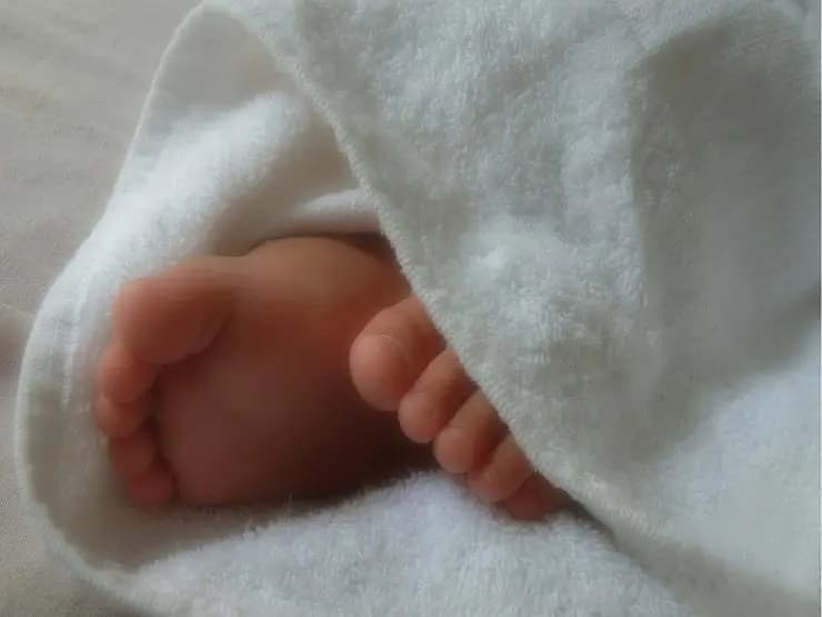 طفلة عمرها 3 سنوات أطلقت النار على نفسها!